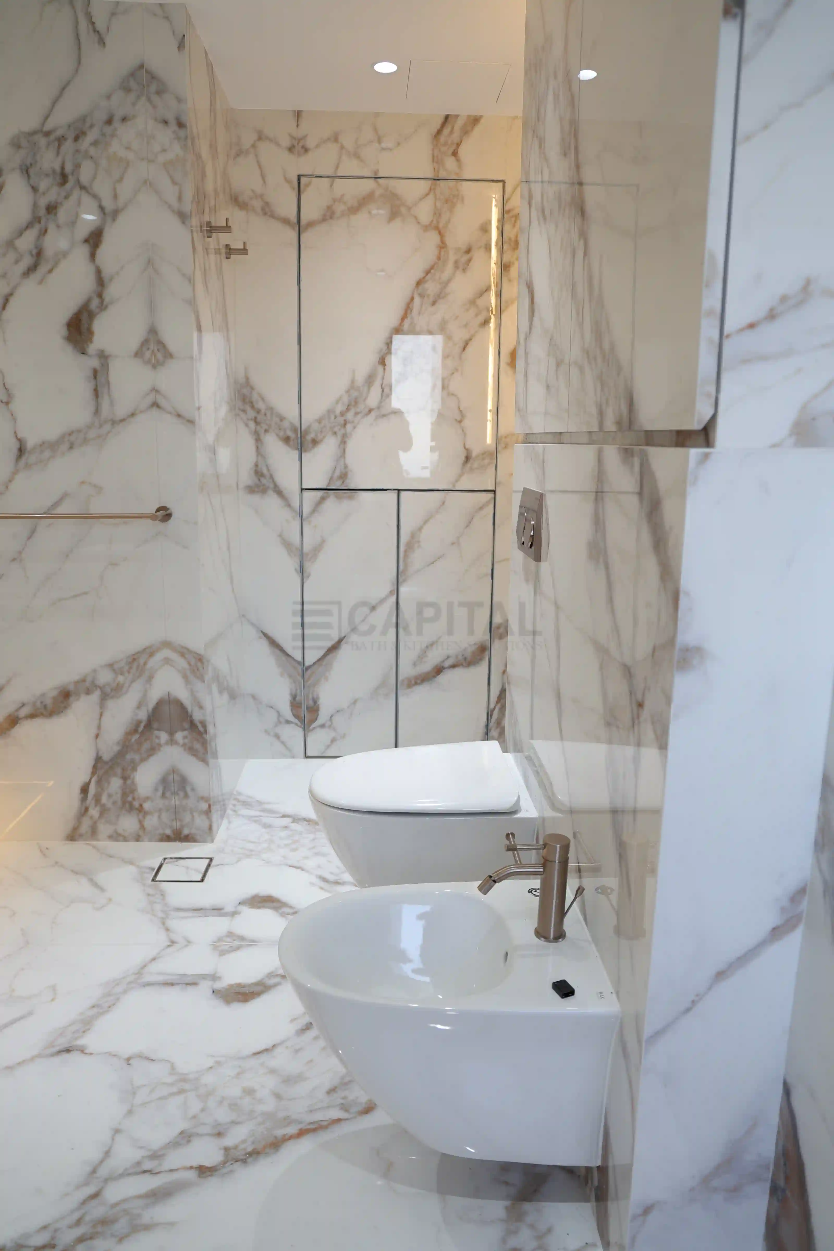 Freestanding Bathtub with Calacatta Surround