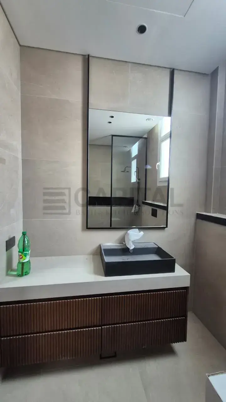 مرآة حمام بإطار أسود أنيق – تصميم مستطيل عصري