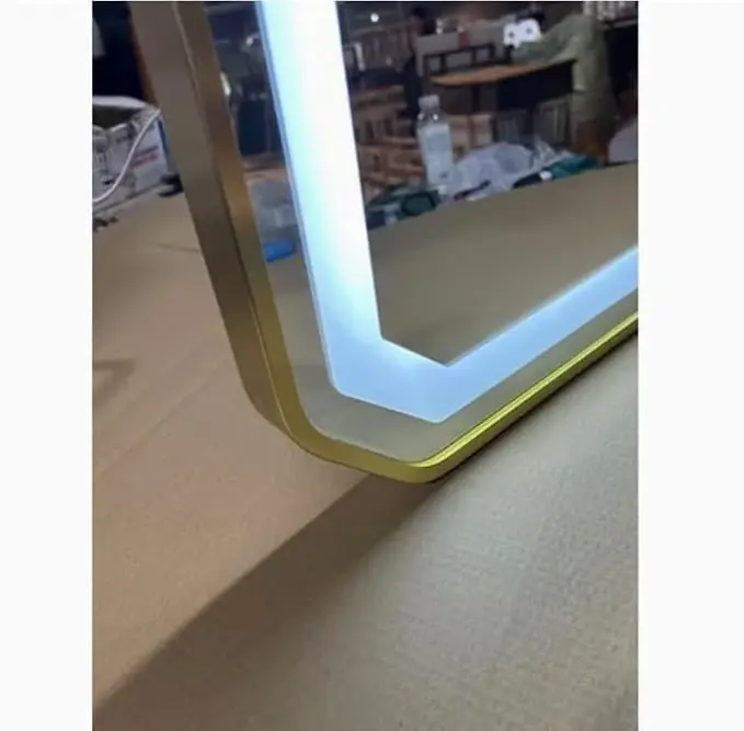 العنوان: مرآة ثمانية الأضلاع كاملة الطول بإضاءة LED وإطار ذهبي